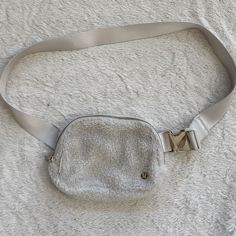 Lululemon Everywhere Fleece Belt Bag - Picture 2 of 16